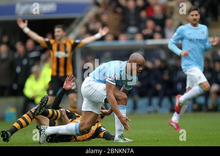 KINGSTON UPON HULL, ENGLAND - Vincent Kompany aus Manchester City schmettet mit Nico Jelavic aus Hull City während des Premier League-Spiels zwischen Hull City und Manchester City im KC Stadium, Kingston upon Hull am Samstag, den 15. März 2014. Stockfoto