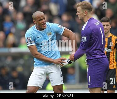 KINGSTON UPON HULL, ENGLAND - Joe Hart versucht Vincent Kompany zurückzuhalten, als er auf den Empfang einer roten Karte für die Bündelung von Nico Jelavic während des Premier League-Spiels zwischen Hull City und Manchester City im KC Stadium, Kingston upon Hull am Samstag, den 15. März 2014 reagiert (Quelle: Mark Fletcher (MI News) Stockfoto