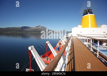 Deck & Trichter eines Schiffes, wie es Fjorde, Inseln und Innenpassagen kreuzt; der Andfjorden & Vestfjorden, zwischen Bodo & Hammerfest, Norwegen. Stockfoto