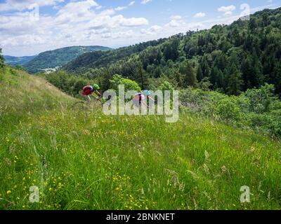 Mountainbiker in der Nähe des Dorfes Montaleix im Zentralmassiv, in der Auvergne in Frankreich. Stockfoto