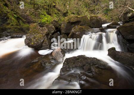 Fluss Rha Cascading, durch Felsen, Uig, Isle of Skye, Schottland, UK, März 2014. Stockfoto