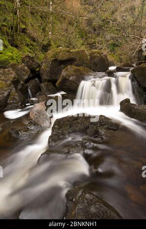 Fluss Rha Cascading, durch Felsen, Uig, Isle of Skye, Schottland, UK, März 2014. Stockfoto