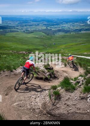 Mountainbiker in der Nähe des Dorfes Super Besse, Abfahrt im Bikepark des Superbesseim-Massivs Central, in der Auvergne in Frankreich. Abfahrt in der Nähe des Puy de Sancy Stockfoto