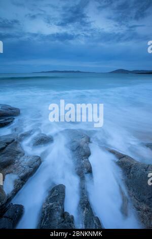 Stürmische Meere in der Dämmerung von horgabost mit Blick auf Taransay,Harris, Äußere Hebriden, Schottland, UK, April 2014. Stockfoto