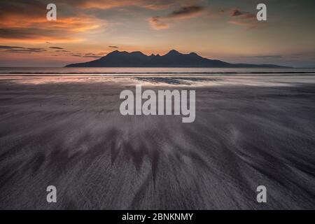 Dämmerung an der Bucht des Laig, Insel Eigg in Richtung Insel Rum, Innere Hebriden, Schottland, UK, April 2014. Stockfoto