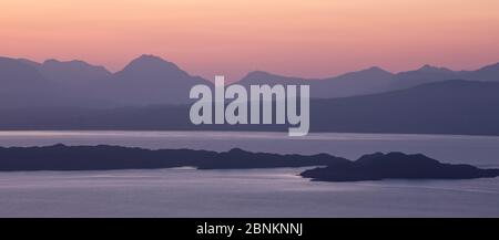 Blick von der Isle of Skye über Sound of Raasay, Rona und Torridon Hills, in der Dämmerung, Innere Hebriden, Schottland, UK, April 2014. Stockfoto