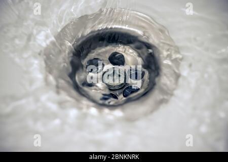 Wasserfluss in Abfluss im Bad Stockfoto