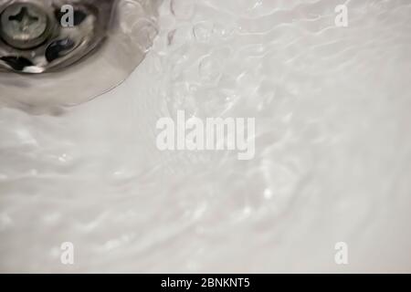Wasserfluss in Abfluss im Bad Stockfoto