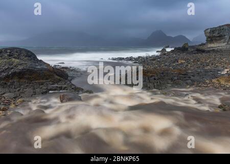 River Abfluss ins Meer läuft im Elgol mit Blick auf die Cuillin, Isle of Skye, Innere Hebriden, Schottland, Großbritannien, Oktober 2013. Stockfoto