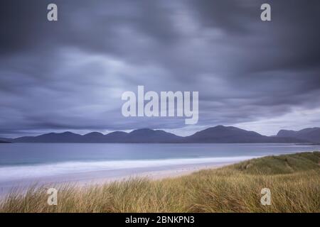 Blick über Klang der Taransay zu North Harris Hills, West Harris, Äußere Hebriden, Schottland, UK, September 2014. Stockfoto