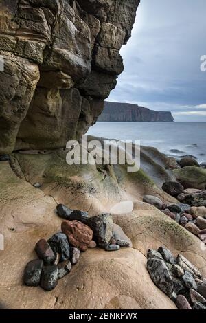 Steine auf die Küstenlinie bei Rackwick Bay, Hoy, Orkney, Schottland, Oktober 2014. Stockfoto