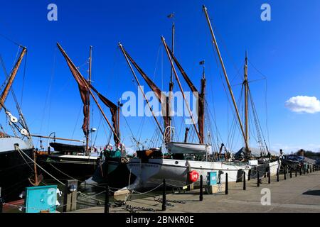 Blick über die Themse Segelschiffe am Hythe Quay, River Chelmer, Maldon Town, Essex County, England, Großbritannien Stockfoto