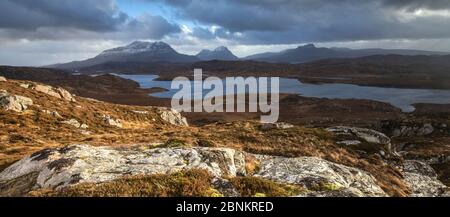 Blick über Fionn Loch zu Cul Beag, Cul Mor und Stac Pollaidh, Assynt, Sutherland, Schottland, Großbritannien, Februar 2015. Stockfoto