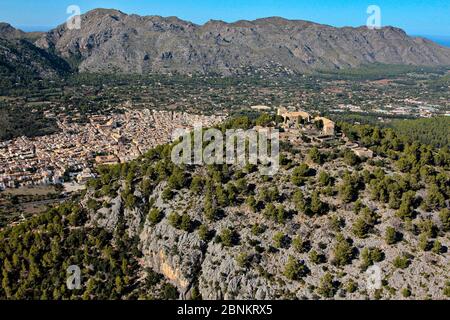 Pollenca mit Puig Maria und Tramuntana Gebirge, Mallorca, Balearen, Spanien Stockfoto