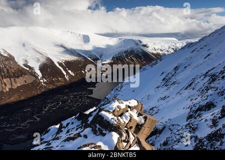 Blick über den Loch Einich aus Sgoran Dubh Beag, Cairngorms National Park, Schottland, UK März 2016. Stockfoto