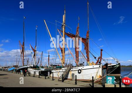 Blick über die Themse Segelschiffe am Hythe Quay, River Chelmer, Maldon Town, Essex County, England, Großbritannien Stockfoto