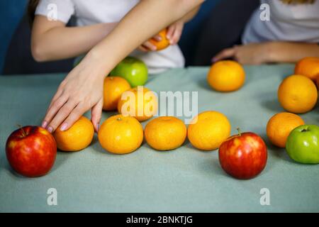 Auf dem Tisch liegen helle und frische Früchte Stockfoto