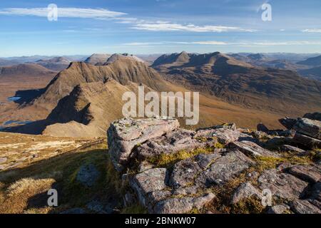 Blick von der Sgurr Mor Hörner Alligin, Beinn Dearg, Liathach und Beinn Eighe, Torridon, Wester Ross, Schottland, Großbritannien, Oktober 2015. Stockfoto