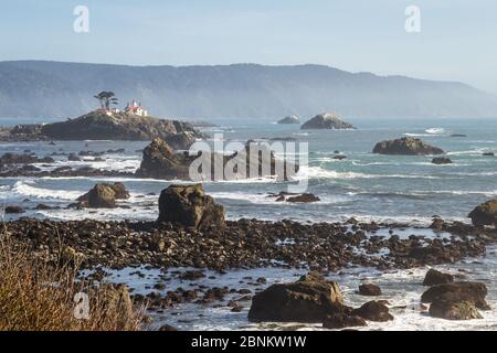 Tidal Island vor der Küste von Crescent City California, wo sich eine der meistbesuchten Strukturen in Del Norte County befindet, hat Battery Point Lighthouse sie gesehen Stockfoto