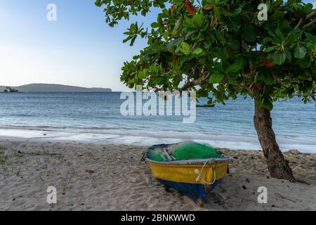 Karibik, große Antillen, Dominikanische Republik, Samaná, Las Galeras, Fischerboot am Strand Playa Grande in Las Galeras Stockfoto
