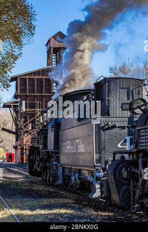 Lokomotiven bereit für den Einsatz am Bahnhof Chama der Cumbres & Toltec Scenic Railroad in Chama, New Mexico, USA Stockfoto