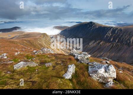 Lairig Ghru und Creag eine Leth - choin/Lurcher's Crag, Cairngorms National Park, Schottland, UK, September 2013. Stockfoto