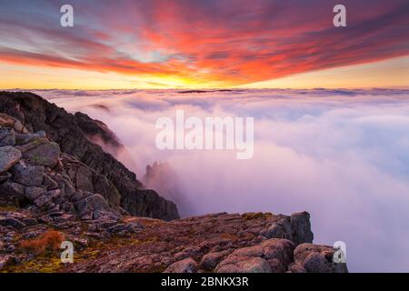 Blick von braeriach in der Dämmerung mit Temperaturinversion, Cairngorms National Park, Schottland, UK, September 2013. Stockfoto