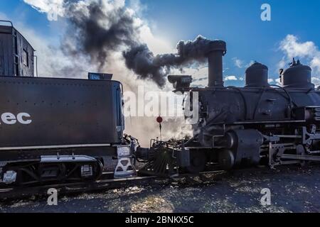 Lokomotiven bereit für den Einsatz am Bahnhof Chama der Cumbres & Toltec Scenic Railroad in Chama, New Mexico, USA Stockfoto