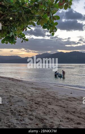 Karibik, große Antillen, Dominikanische Republik, Samaná, Las Galeras, Fischer am Strand La Playita in Las Galeras Stockfoto