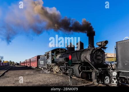 Lokomotiven bereit für den Einsatz am Bahnhof Chama der Cumbres & Toltec Scenic Railroad in Chama, New Mexico, USA Stockfoto