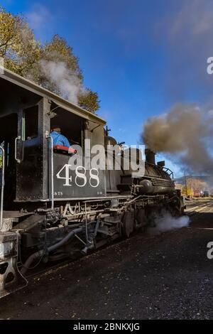 Lokomotiven bereit für den Einsatz am Bahnhof Chama der Cumbres & Toltec Scenic Railroad in Chama, New Mexico, USA [Keine Modellfreigabe; erhältlich für ed Stockfoto