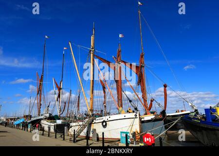 Blick über die Themse Segelschiffe am Hythe Quay, River Chelmer, Maldon Town, Essex County, England, Großbritannien Stockfoto