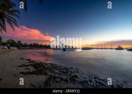 Amerika, Karibik, große Antillen, Dominikanische Republik, La Altagracia Provinz, Bayahibe, karibischer Sonnenuntergang in Bayahibe Bay Stockfoto