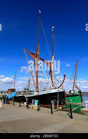 Blick über die Themse Segelschiffe am Hythe Quay, River Chelmer, Maldon Town, Essex County, England, Großbritannien Stockfoto