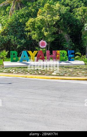 Amerika, Karibik, Großantillen, Dominikanische Republik, La Altagracia Province, Bayahibe, dekorative Schriftzüge am Eingang zu Bayahibe Stockfoto