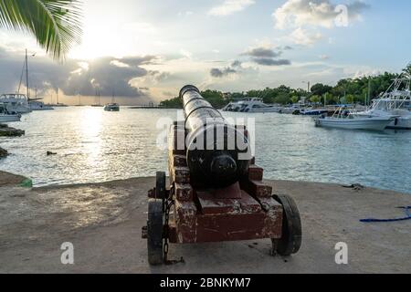 Amerika, Karibik, große Antillen, Dominikanische Republik, La Altagracia Provinz, Bayahibe, Historische Kanone in Bayahibe Bay Stockfoto