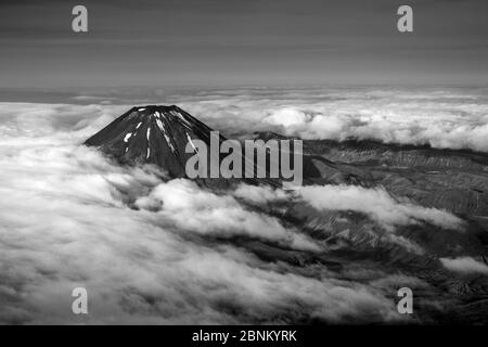 Wolken umhüllen den Mount Ngauruhoe vom Mount Ruapehu, Tongariro National Park, Neuseeland Stockfoto