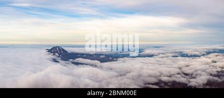 Panoramablick über die Wolken mit Mount Ngauruhoe auf der linken Seite, vom Mount Ruapehu, Tongariro National Park, Neuseeland Stockfoto