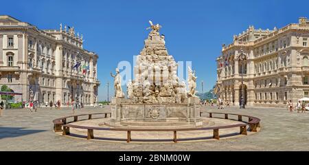 Piazza Unità d'Italia oder der italienischen Einheit Platz mit der Fontana dei Quattro Continenti, oder der Brunnen der vier Kontinente in Triest, Italien. Stockfoto