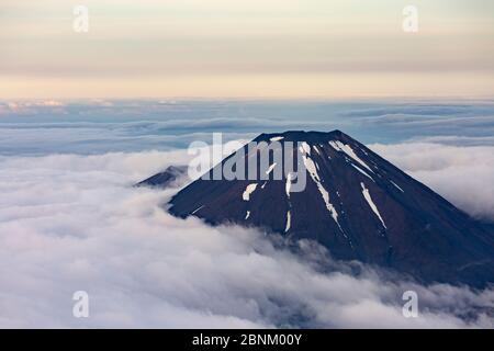 Nahaufnahme der Wolken, die um den Mount Ngauruhoe gewickelt sind, vom Mount Ruapehu, Tongariro National Park, Neuseeland Stockfoto
