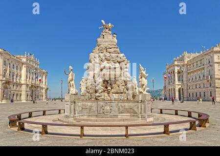 Piazza Unità d'Italia oder der italienischen Einheit Platz mit der Fontana dei Quattro Continenti, oder der Brunnen der vier Kontinente in Triest, Italien. Stockfoto
