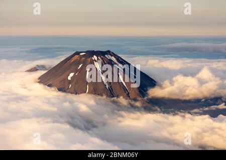 Sonnenuntergang über Mount Ngauruhoe vom Mount Ruapehu, Tongariro National Park, Neuseeland Stockfoto