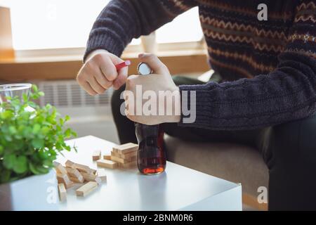 Porträt von Millennial Junge mit Retro-Stil, Treffen Dinge aus der Vergangenheit und Spaß haben. Generation of Digital Devices untersucht vergangene Unterhaltung der 90er Jahre. 90-s trendy Look, Jugend. Cola trinken. Stockfoto