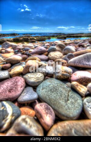 Town of Crail, Schottland. Künstlerische Nahaufnahme der felsigen Küste von Roome Bay, in der Fife-Stadt Crail. Stockfoto