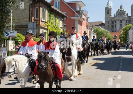 Kinder und Erwachsene reiten auf dem Blutritt (das Blutright of Blood), dem größten europäischen Umzug mit ca. 3, 000 Reitern, Weingarten, Baden-WUR Stockfoto