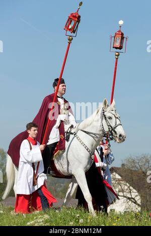 Priester Reitpferd am Blutritt (das Recht des Blutes) der größte europäische Prozession mit etwa 3,000 Reitern, Weingarten, Baden-Württemberg, Germa Stockfoto