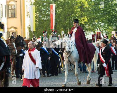 Priester-Reitpferd im Blutritt (das Recht des Blutes) ist die größte europäische Prozession mit etwa 3,000 Reitern, Weingarten, Baden-Württemberg, Ge Stockfoto