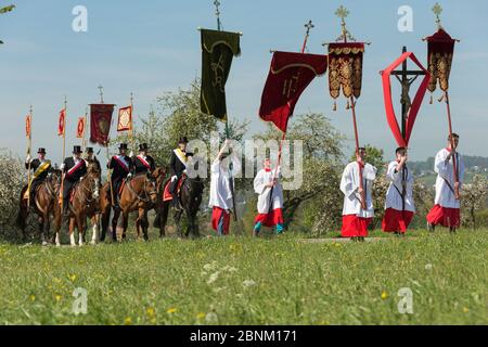 Priester und Reiter in Bearbeitung am Blutritt (das Blutright of Blood) der größte europäische Prozession mit rund 3,000 Reitern, Weingarten, Bad Stockfoto