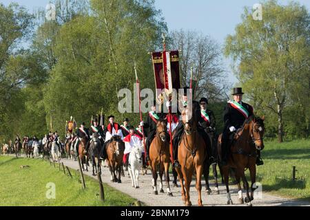 Männer und Geistliche reiten Pferde während des Blutritt (das Blutright of Blood) der größte europäische Umzug mit rund 3,000 Reitern, Weingarten, Baden-Wurt Stockfoto
