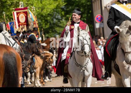 Priester zu Pferd am Blutritt (das Recht des Blutes), der größten europäischen Prozession mit etwa 3 000 Reitern, Weingarten, Baden-Württemberg, Deutsch Stockfoto